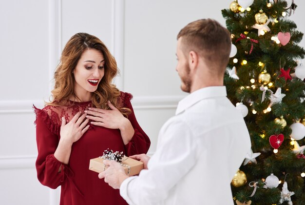 Mujer sorprendida recibiendo un regalo