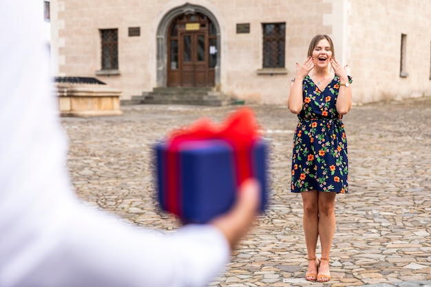 Foto gratuita mujer sorprendida de recibir un regalo.