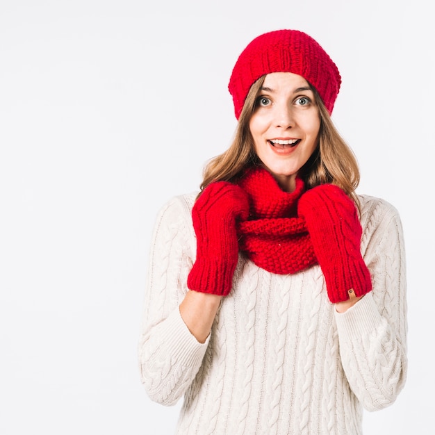 Mujer sorprendida en ropa de invierno