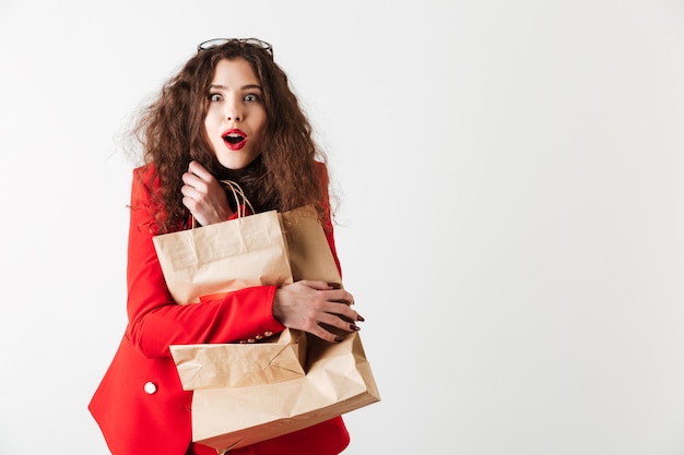 Foto gratuita mujer sorprendida sosteniendo bolsas de papel