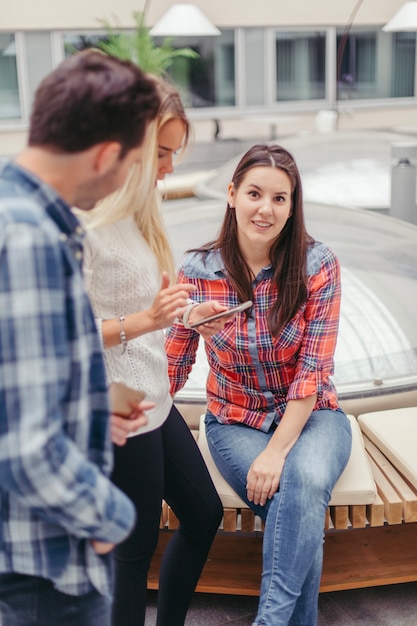 Mujer sorprendida con sus amigos en el banco