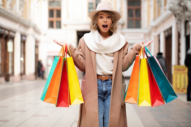 Mujer sorprendida de tiro medio comprando