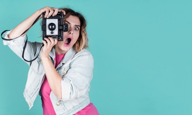 Mujer sorprendida tomando una foto