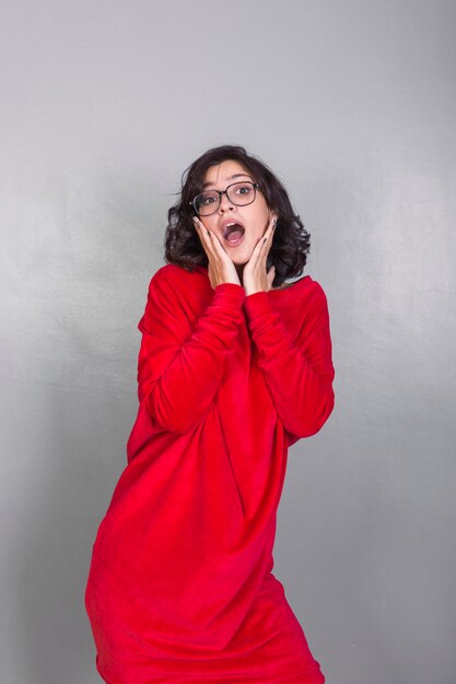 Mujer sorprendida en vestido rojo