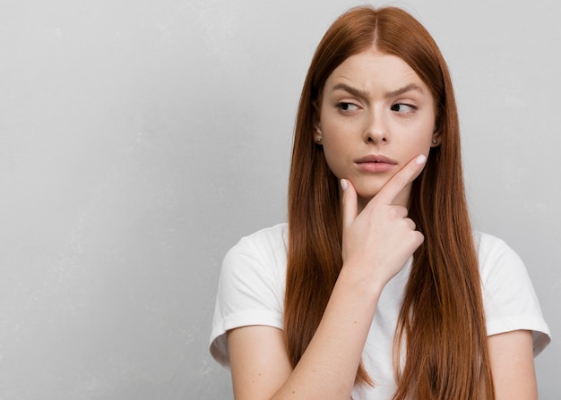 Mujer sospechosa con espacio de copia