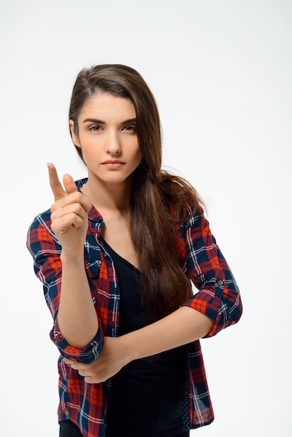 Mujer sospechosa señalando y entrecerrando los ojos con incredulidad