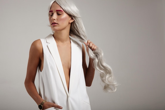 Mujer sostenga su cabello en la mano