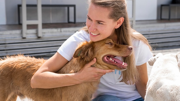 Mujer sosteniendo adorable perro en refugio