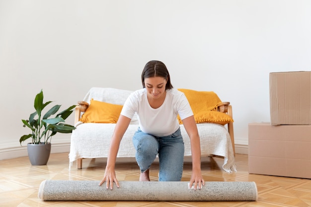 Mujer sosteniendo alfombra de tiro completo