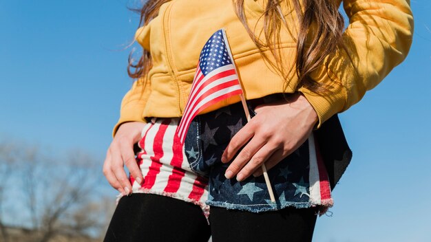 mujer sosteniendo la bandera de Estados Unidos