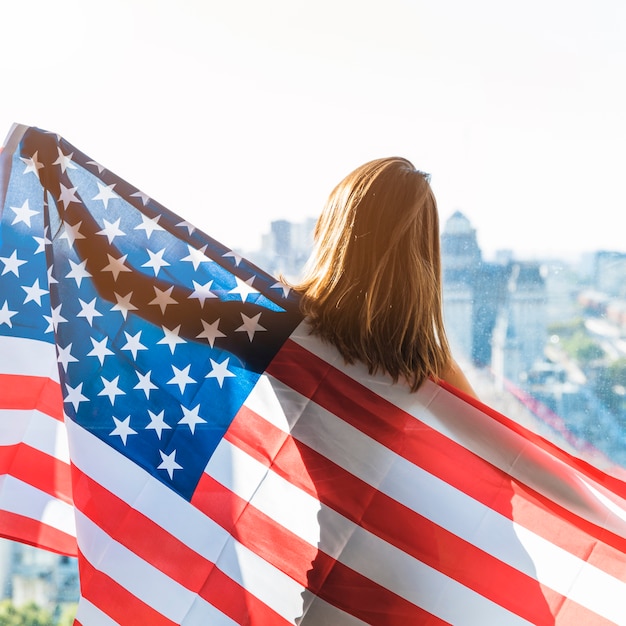 Mujer sosteniendo bandera de Estados Unidos