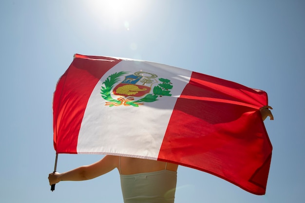 Mujer sosteniendo la bandera de perú