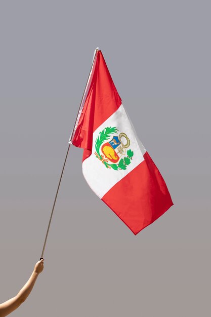 Mujer sosteniendo la bandera de perú