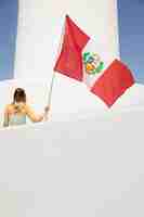 Foto gratuita mujer sosteniendo la bandera de perú