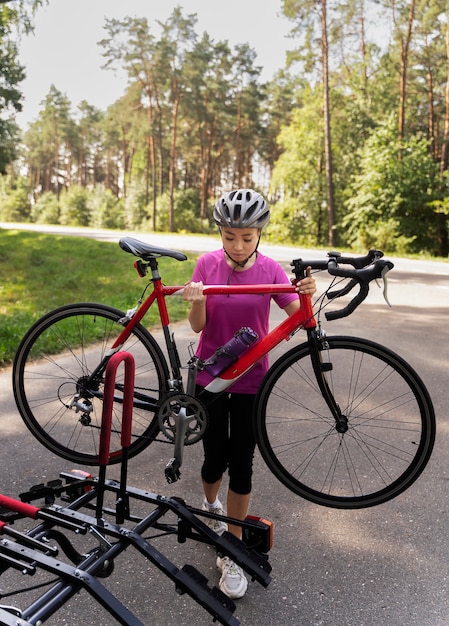 Foto gratuita mujer sosteniendo bicicleta tiro completo