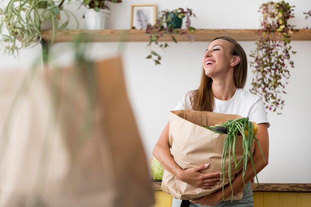 Mujer sosteniendo una bolsa de compras con espacio de copia