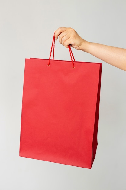 Mujer sosteniendo bolsa de compras