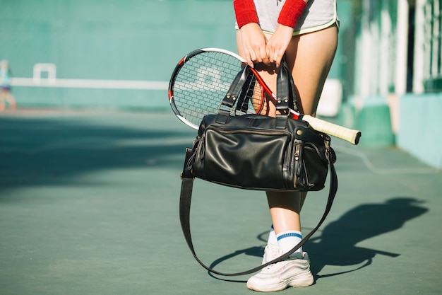 Mujer sosteniendo una bolsa con ropa deportiva