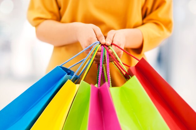 Mujer sosteniendo bolsas de la compra.