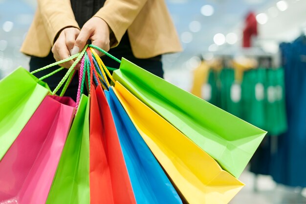 Mujer sosteniendo bolsas de la compra.