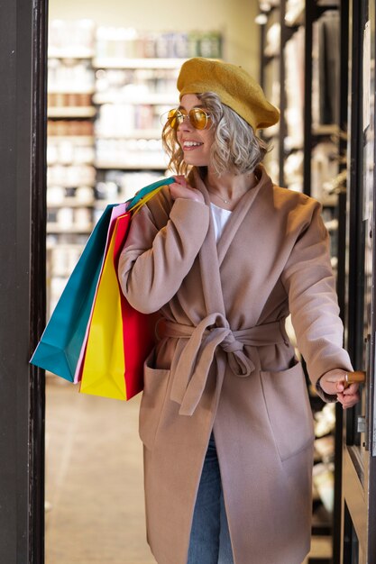 Mujer sosteniendo bolsas de compras tiro medio