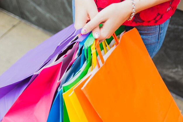 Mujer sosteniendo bolsas de compras