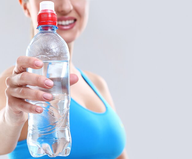 Mujer sosteniendo una botella de agua