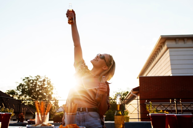 Foto gratuita mujer sosteniendo botellas de tiro medio