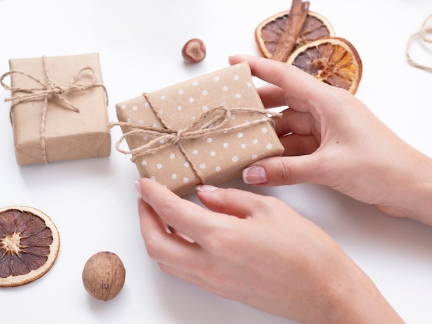 Mujer sosteniendo caja de regalo decorada