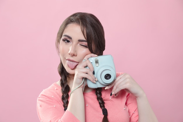 Mujer sosteniendo la cámara y wiking