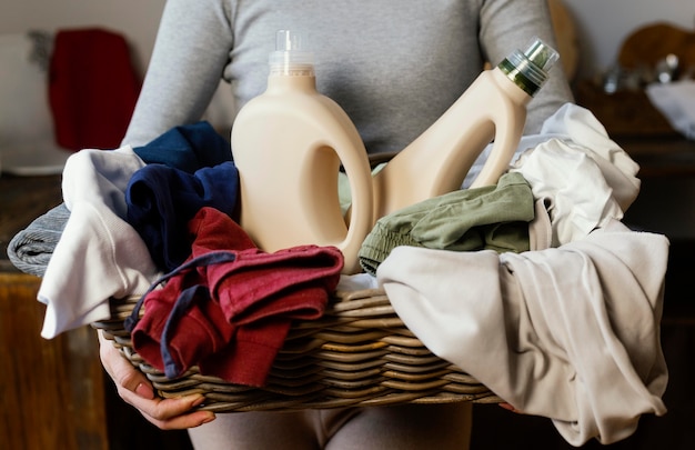 Mujer sosteniendo el cesto de la ropa de cerca