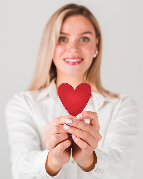 Mujer sosteniendo corazón para San Valentín