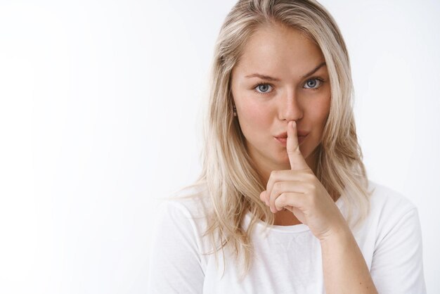 Mujer sosteniendo el dedo índice en los labios diciendo Shush Keep Secret Safe