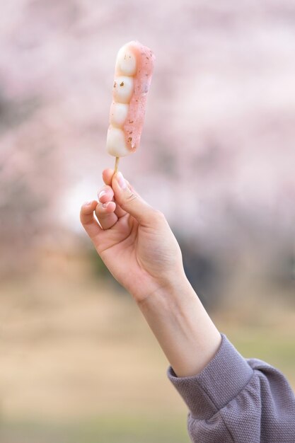 Mujer sosteniendo un delicioso helado