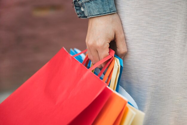 Mujer sosteniendo diferentes paquetes de compras