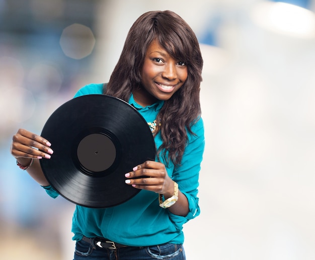 Mujer sosteniendo un disco de vinilo