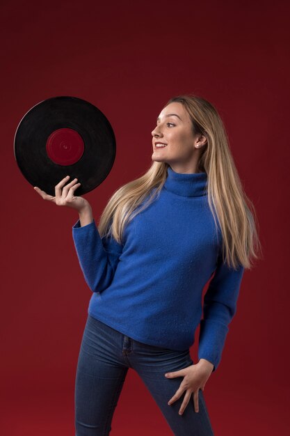 Mujer sosteniendo un disco de vinilo