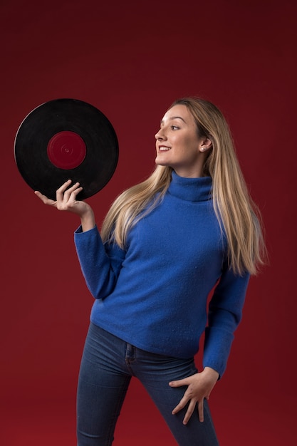 Mujer sosteniendo un disco de vinilo