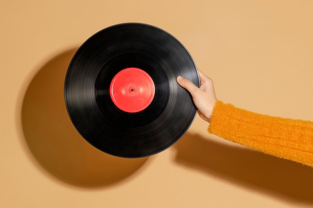 Mujer sosteniendo un disco de vinilo