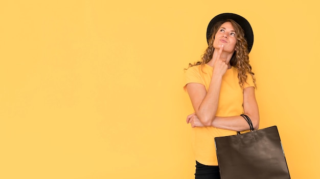 Mujer sosteniendo espacio de copia de bolsa de compras de viernes negro