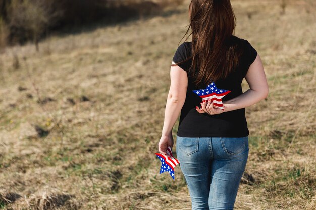 Mujer sosteniendo estrella con emblema de bandera americana