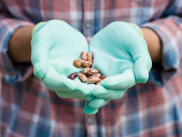 Mujer sosteniendo frijoles en sus manos