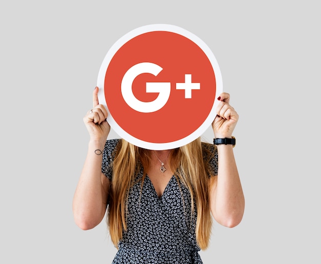 Mujer sosteniendo un icono de google plus Foto gratis