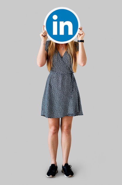 Mujer sosteniendo un icono de Linkedin