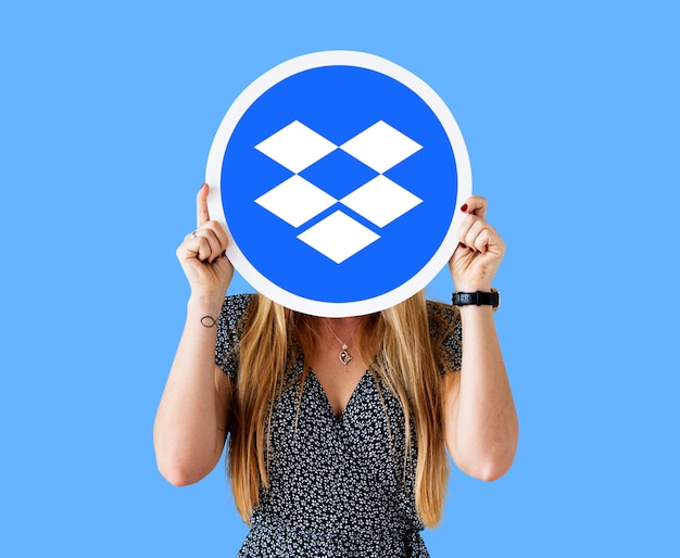 Foto gratuita mujer sosteniendo un icono de logo de dropbox