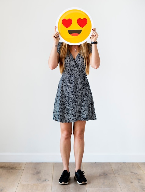 Mujer sosteniendo un icono de red social