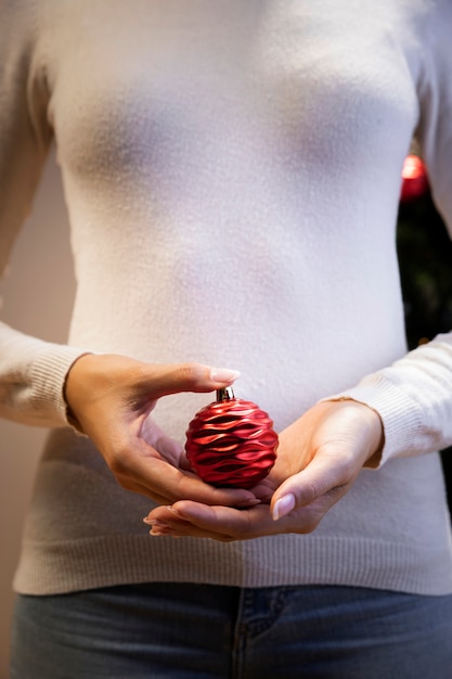 Mujer sosteniendo un juguete de navidad