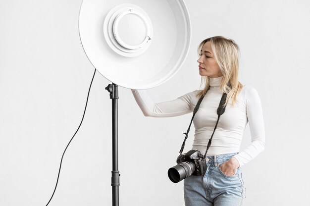 Mujer sosteniendo una lámpara de estudio