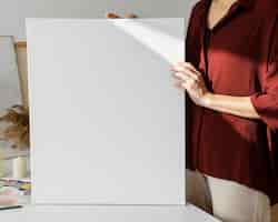 Foto gratuita mujer sosteniendo un lienzo en blanco