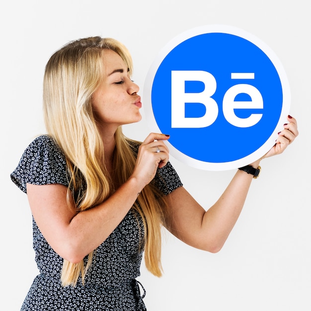 Foto gratuita mujer sosteniendo un logo de behance.